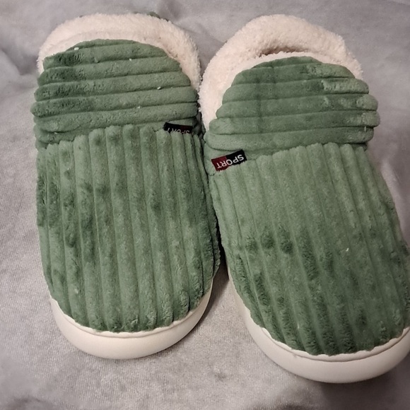 Pluffi Cozy Green Women's Slippers. Brand NEW. Never Worn. Soft and Cozy! - Picture 2 of 5